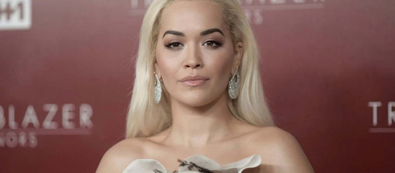 Rita Ora: Ποζάρει μόνο με τα λευκά της εσώρουχα και «τρελαίνει» τον ανδρικό πληθυσμό (φωτό)